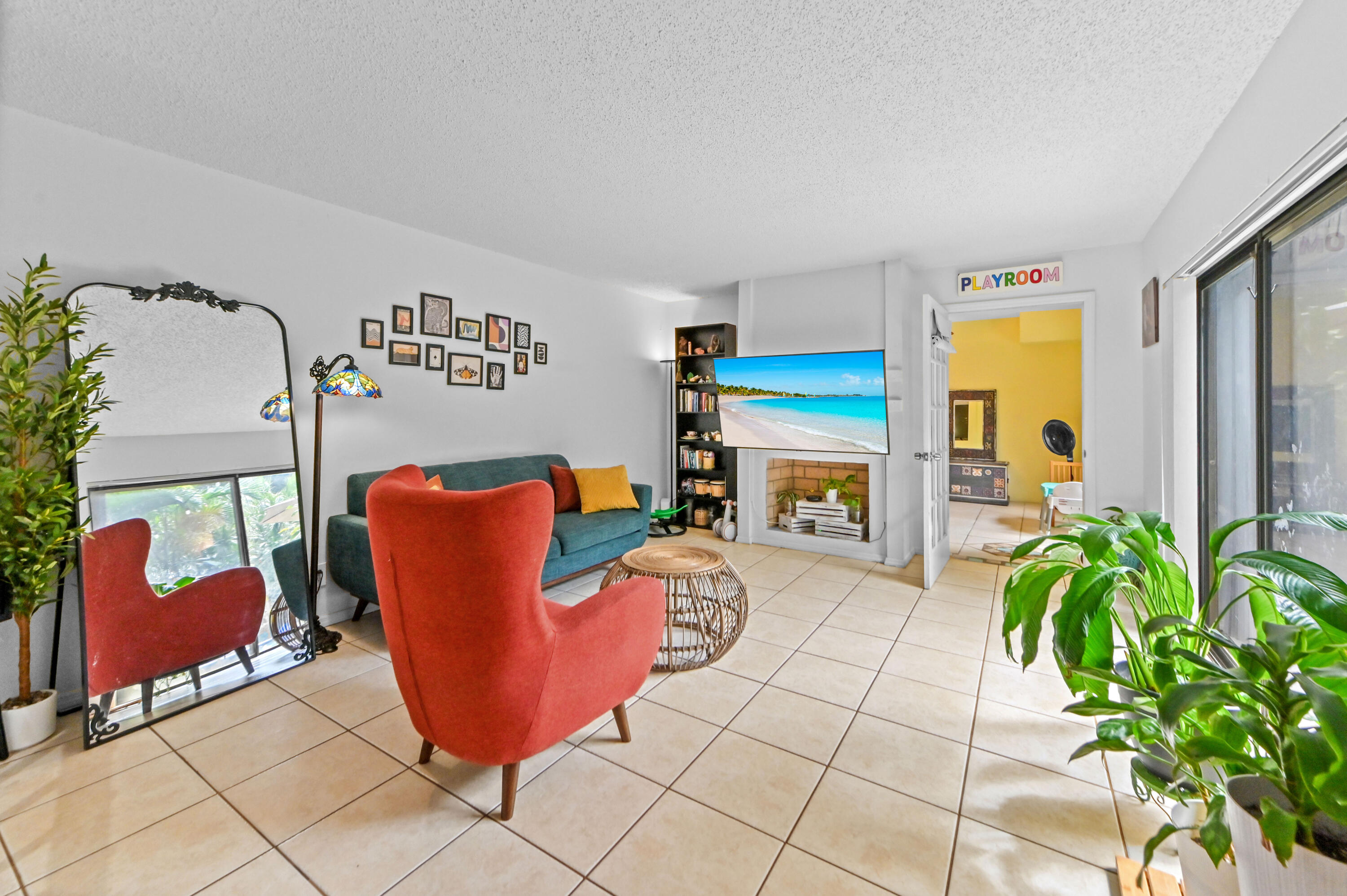 824 Springdale Circle, Palm Springs, FL 33461